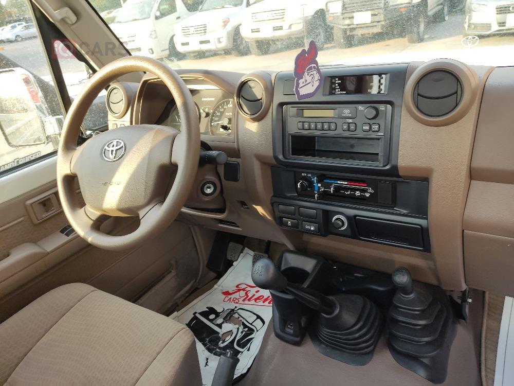 تويوتا لاند كروزر 70 بيك اب